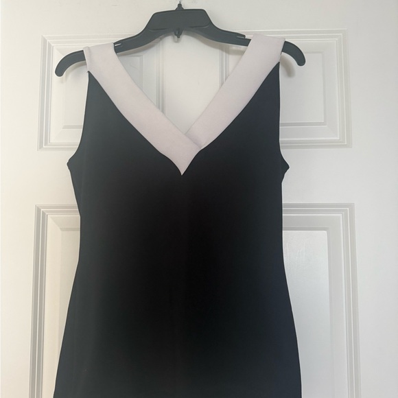 V-Neck Black and White Women'stop - Picture 1 of 2